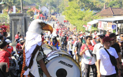 Drumband SMPN 2 Girimarto Meriahkan Jalan Santai Waleng